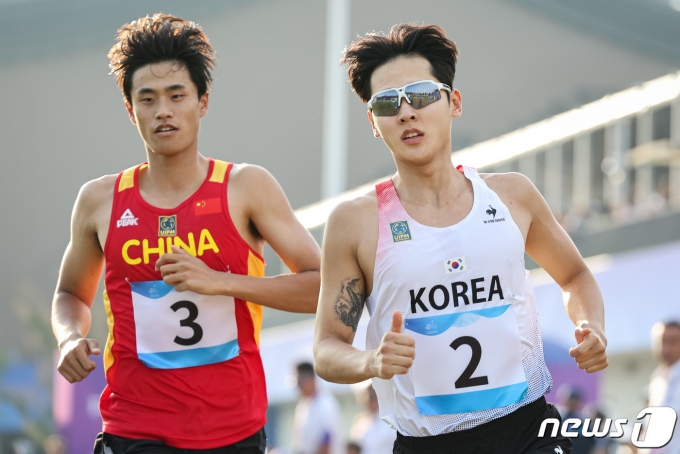 [사진] 근대5종 전웅태 '따라올테면 따라와봐'
