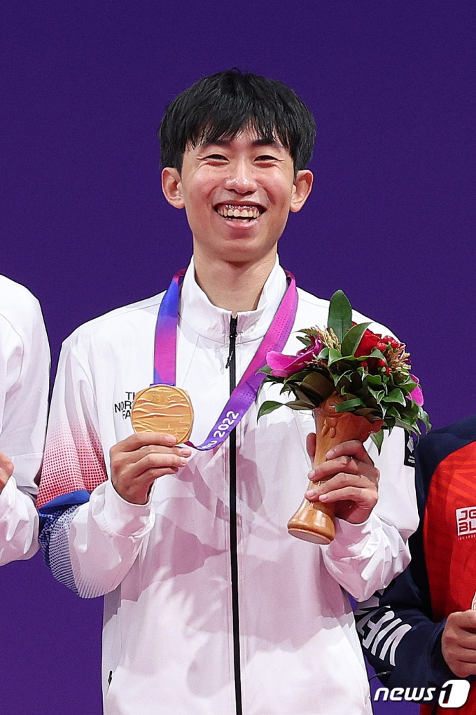 [사진] 한국 첫 금메달리스트의 미소