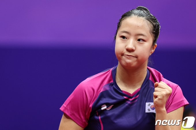 신유빈이 22일 중국 항저우 공슈 캐널 스포츠 파크 체육관에서 열린 2022 항저우 아시안게임 탁구 여자 단체전 조별리그 D조 2차전 대한민국과 태국의 경기에서 공격을 성공시킨 후 주먹을 불끈 쥐고 있다. 2023.9.22/뉴스1 ⓒ News1 유승관 기자