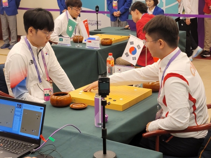 항저우 아시안게임에 출전한 신진서 9단(왼쪽) (한국기원 제공)