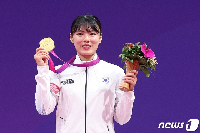 [사진] 금메달 든 차예은