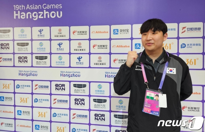 접전 끝에 승리를 거둔 e스포츠 국가대표 곽준혁(KT롤스터·23)이 경기 직후 믹스트존에서 취재진과 인터뷰를 하고 있다. 2023.9.24/뉴스1 ⓒ News1 박소은 기자