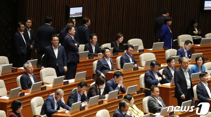 더불어민주당 의원들이 21일 오후 서울 여의도 국회에서 열린 제410회 국회(정기회) 제8차 본회의에서 이재명 대표에 대한 체포동의안이 총투표수 295표, 가 149표, 부 136표, 기권 6표, 무효 4표로 가결되자 아쉬워하고 있다. 2023.9.21/뉴스1 ⓒ News1 임세영 기자