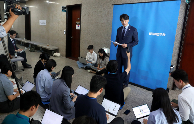 더불어민주당의 원내대표 선거가 김민석·홍익표·우원식·남인순 의원의 4파전으로 치러질 예정이다. 사진은 더불어민주당 원내대표 선거관리위원인 한준호 의원이 지난 22일 오후 서울 여의도 국회에서 '원내대표 선거관리위원회' 결과 브리핑을 하고 있는 모습. /사진=뉴시스