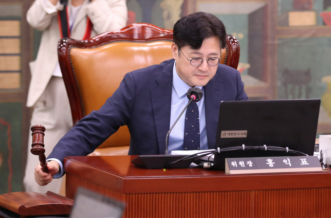 더불어민주당의 원내대표 선거가 김민석·홍익표·우원식·남인순 의원의 4파전으로 치러질 예정이다. 사진은 홍익표 국회 문체위 위원장이 지난 20일 오후 서울 여의도 국회에서 열린 문화체육관광위원회 전체회의에서 의사봉을 두드리고 있는 모습. /사진=뉴스1