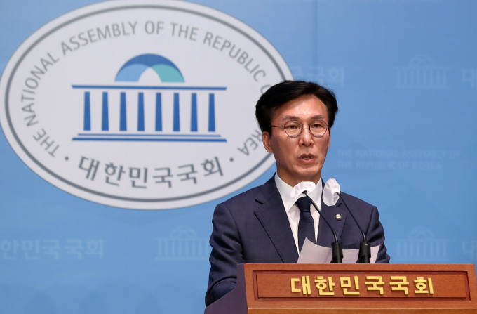 더불어민주당의 원내대표 선거가 김민석·홍익표·우원식·남인순 의원의 4파전으로 치러질 예정이다. 사진은 김민석 더불어민주당 의원이 지난 24일 오전 서울 여의도 국회 소통관에서 원내대표 선거 출마 기자회견을 하고 있는 모습. /사진= 뉴시스