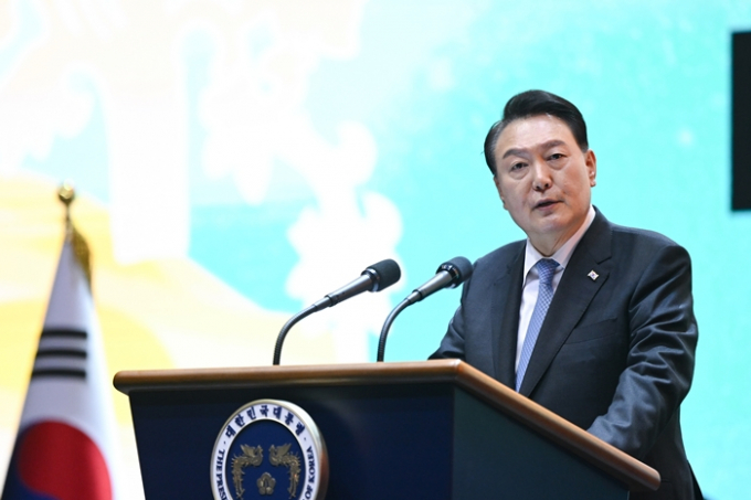 9월 3주차 윤석열 대통령의 지지율이 37.8%로 나타났다. 사진은 지난 23일 충청남도 공주시 금강신관공원에서 열린 2023 대백제전 개막식에 참석해 축사를 하는 윤 대통령의 모습. /사진=뉴스1