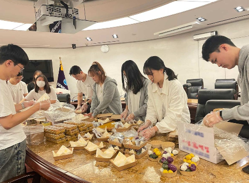 BBQ의  대학생 봉사단 올리버스 2기가 지난 23일 추석을 맞아 서울 광진구에 거주하는 독거노인들에게 명절 간식과 밑반찬 키트를 전달하며 온정을 나눴다. 올리버스 단원들이 독거노인에 전달할 간식·밑반찬 키트, 손편지를 직접 준비하고 있다. /사진=BBQ