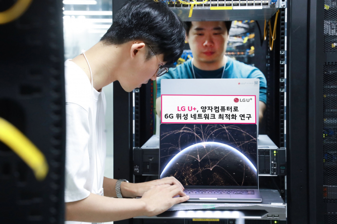 LG유플러스가 한국과학기술원(KAIST), 국내 양자컴퓨팅 소프트웨어 개발업체인 큐노바와 손잡고 양자컴퓨터를 활용해 6G 저궤도 위성 네트워크를 최적화하는 연구에 성공했다고 25일 밝혔다. 사진은 LG유플러스 임직원이 6G 저궤도 위성 네트워크를 연구하는 모습. /사진=LG유플러스