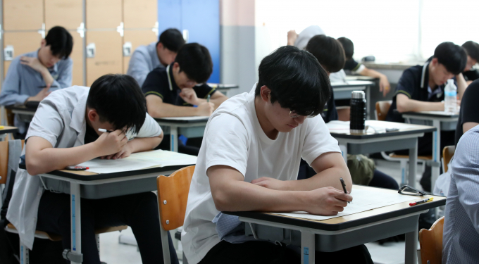 '2024학년도 대학수학능력시험(수능) 9월 모의평가' 수학 영역에서 고교 교육과정 수준을 벗어난 문제가 7문항 출제된 것으로 확인됐다. 사진은 지난 6일 대전 충남고등학교 3학년 학생들이 문제를 풀고 있는 학생들. /사진=뉴스1