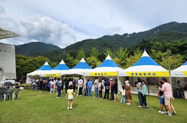 지난 23일부터 24일까지 문경새재도립공원에서 '경북 전통주·전통음식 푸드페어링' 행사가 열리고 있다./사진제공=경북 문경시