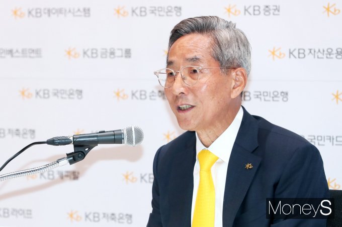 [머니S포토] 퇴임 두달 앞 윤종규 