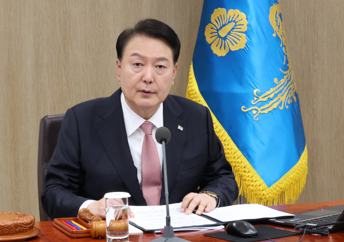 윤석열 대통령이 추석을 앞두고 물가 안정과 교통·국민 안전에 만전을 기할 것을 당부했다. 사진은 윤 대통령이 25일 서울 용산 대통령실 청사에서 국무회의를 주재하고 있는 모습./사진=뉴시스(대통령실통신사진기자단 제공)