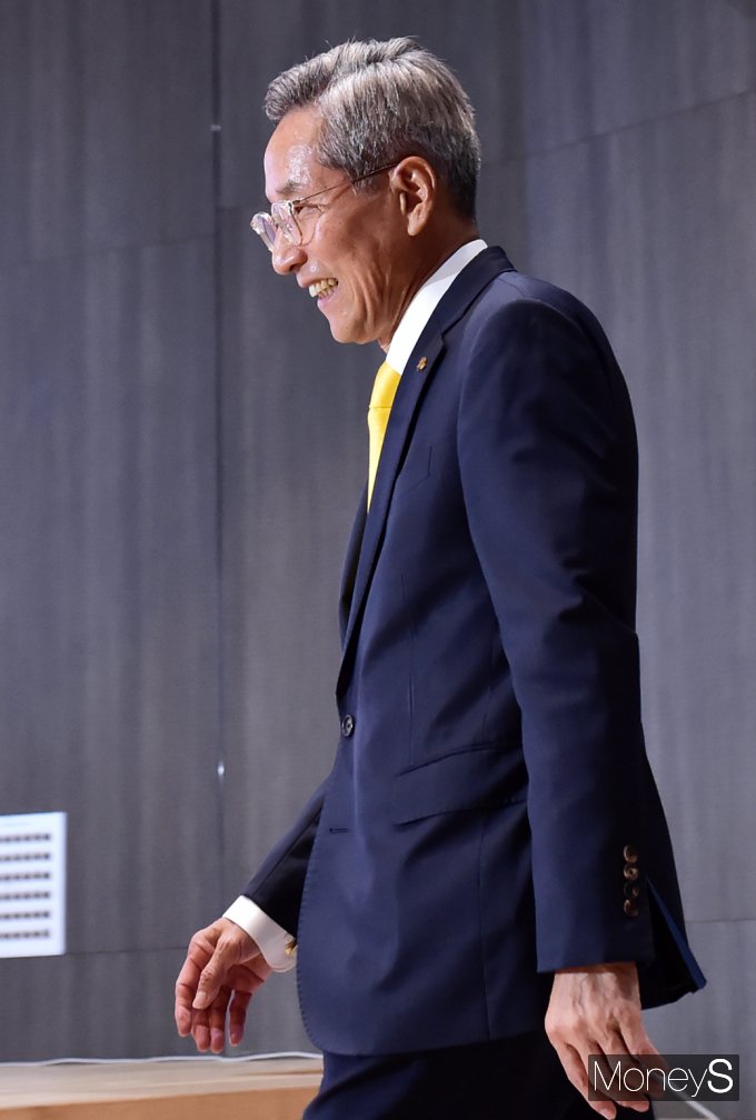 ▲ 간담회장 입장하는 윤종규 KB금융그룹 회장
