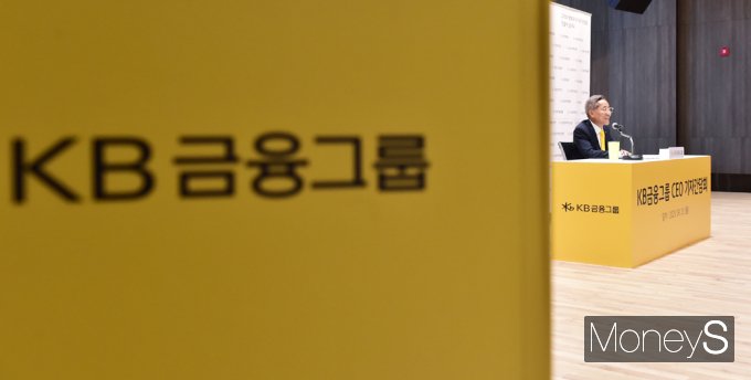 ▲ 취재진 질문 답하는 윤종규 KB금융그룹 회장