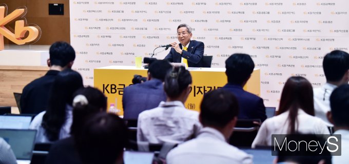 [머니S포토] 윤종규 