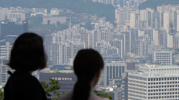 서울 중구 남산 전망대를 찾은 시민들이 도심 속 아파트 단지를 바라보고 있다./사진=뉴스1