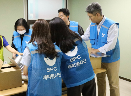 SPC행복한재단이 양재 지역 저소득층 93개 가정을 대상으로 삼립 그릭슈바인 선물세트를 전달했다. 22일 서울시 양재종합사회복지관에서 SPC임직원들이 취약계층에 전달하는 선물세트를 포장하는 모습. /사진=SPC