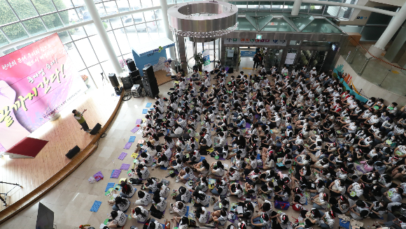 병원급 이상 의료기관에서 일하는 간호사의 노동강도가 세지고 있다는 주장이 제기됐다. 보건의료노조 부산지역본부 부산대병원지부 조합원들이 지난 7월17일 부산 서구 부산대병원 아트리움 로비에서 총파업 대회를 하고 있다. /사진=뉴스1