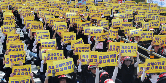 생활형숙박시설 소유주와 거주자들이 지난 9월19일 세종시 정부세종청사 국토교통부 앞에서 강제이행금 폐지 등을 촉구하고 있다. /사진=뉴시스 