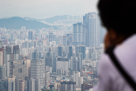 26일 한국건설산업연구원이 발표한 '월간부동산시장동향 9월호'에 따르면 지난달 수도권 아파트 매매가격이 보합세로 돌아서며 18개월 만에 하락을 멈춘 것으로 나타났다. 같은 기간 전국 아파트 전세와 월세가 모두 상승으로 돌아섰는데, 전세가격이 오른 것은 19개월 만에 처음이다./사진=뉴스1