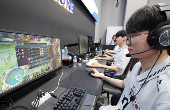 한국 리그오브레전드(LoL) 대표팀이 조 1위로 8강행을 확정 지었다. 사진은 지난 16일 서울 마포구 에스플렉스센터 e스포츠 명예의전당에 마련된 연습실에서 훈련을 하는 선수단의 모습. /사진=뉴스1