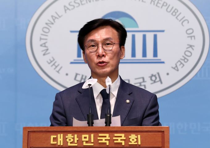 더불어민주당 원내대표 후보 김민석 의원이 원내대표 후보군에 "이재명 대표 중심으로 총선을 치른다는 원칙을 명확히 하자"고 요청했다. 사진은 김 의원이 지난 24일 오전 서울 여의도 국회 소통관에서 원내대표 선거 출마 기자회견을 열고 있는 모습. /사진=뉴시스