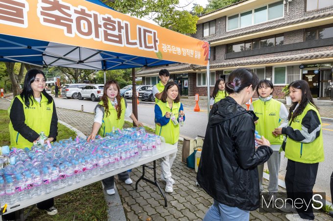 광주은행은 무등산 정상 첫 상시개방일인 지난 23일  무등산국립공원사무소 원효분소 인근에서 등산객을 대상으로 생수 배부 봉사활동을 실시했다/사진=광주은행 제공.
