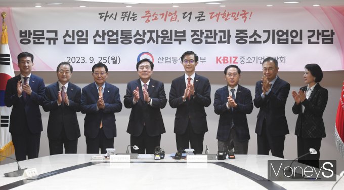[머니S포토] 방문규 신임 장관, 첫 경제단체 면담 중기중앙회