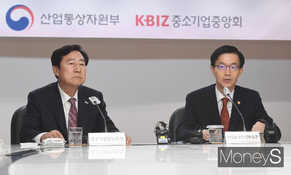 방문규 신임 산업통상자원부 장관(오른쪽)이 서울 여의도에 위치한 중소기업중앙회를 찾아 중소기업인과 간담회를 가졌다. 방 장관과 김기문 중소기업중앙회 회장(왼쪽)이 간담회를 진행하는 모습. /사진=장동규 기자