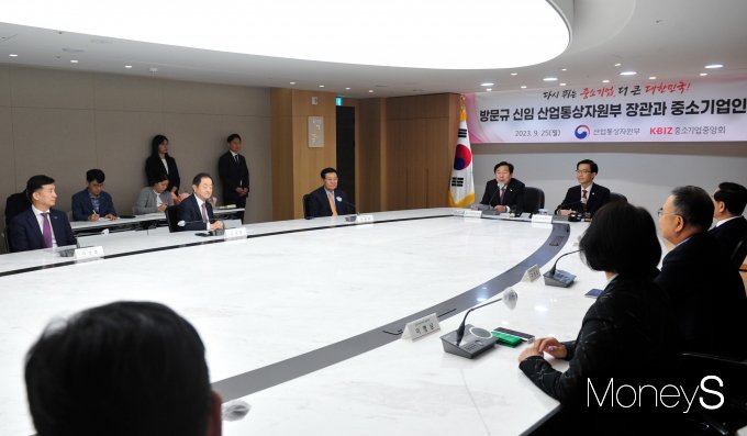 [머니S포토] 방문규 장관 만난 김기문 중소기업중앙회장