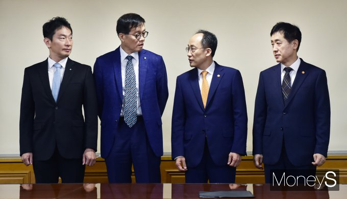추경호 경제부총리(오른쪽 두번째), 이창용 한국은행 총재(왼쪽 두번째) 등을 포함한 경제·금융 수장들이 21일 서울 중구 명동1가 은행회관 진행된 비상거시경제금융회의에 참석, 의견을 나누고 있다./사진=임한별 기자