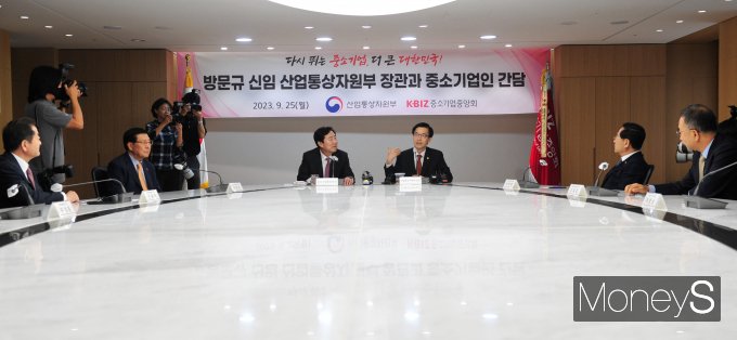 [머니S포토] 중소기업인 만난 방문규 신임 산업통상자원부 장관