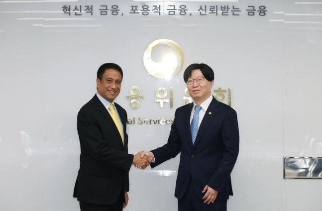  김소영 금융위원회 부위원장이 25일 서울 종로구 정부서울청사에서 로나돌 놈논다(Ronadol Numnonda) 태국 중앙은행 부총재와 면담에 앞서 기념촬영 하고 있다./사진=금융위원회 제공