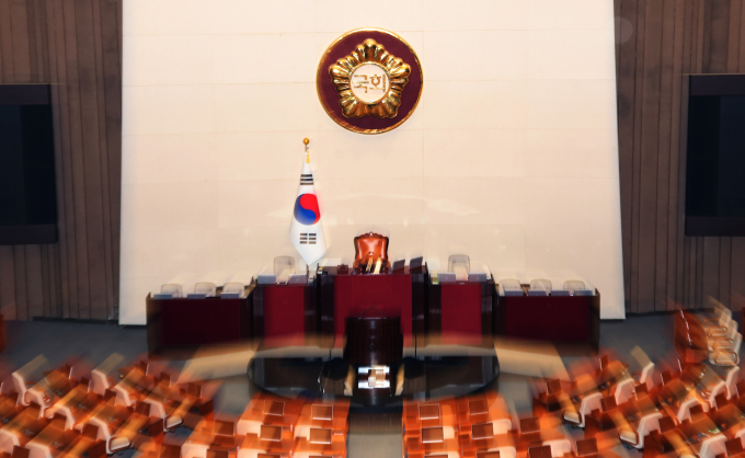 더불어민주당 원내지도부의 사퇴로 국회 본회의가 무산되면서 민생법안 처리에 제동이 걸렸다. 사진은 지난 25일 본회의가 열릴 예정이었던 서울 여의도 국회 본회의장이 텅 비어 있는 모습. /사진=뉴스1