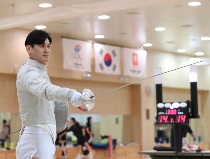한국 펜싱 구본길과 오상욱이 2022 항저우아시안게임 남자 펜싱 사브르 4강에 안착했다. 사진은 지난달 24일 충북 진천군 국가대표 선수촌에서 열린 2022 항저우 아시안게임 D-30 미디어데이에서 훈련을 하는 구본길의 모습. /사진=뉴스1