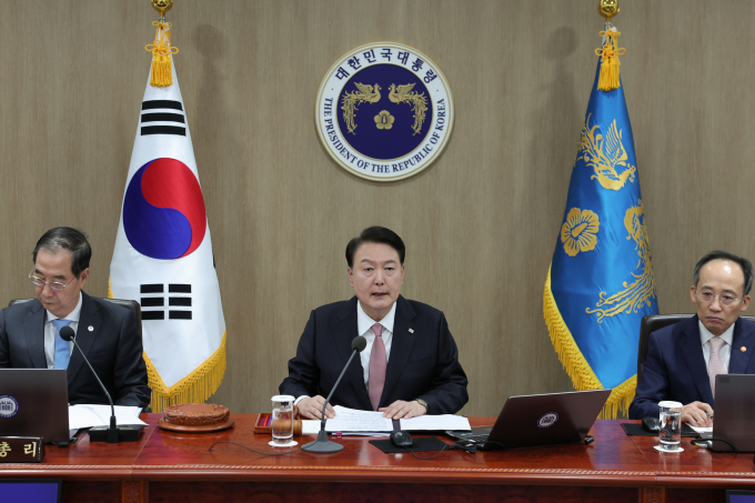 윤석열 대통령이 25일 비공개 국무회의 도중 코피를 쏟았다. 사진은 25일 서울 용산구 대통령실 청사에서 국무회의를 주재하고 있는 윤 대통령. /사진=뉴시스