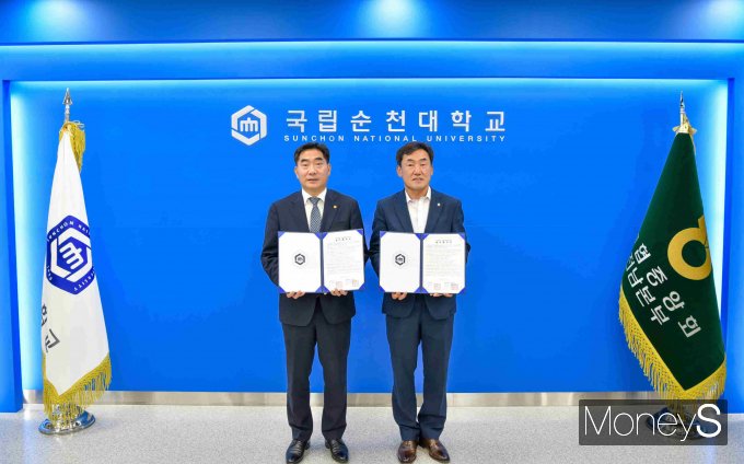 박종택 농협전남본부장(오른쪽)은 25일 이병운 국립순천대학교 총장과 '글로컬대학30 선정 지원'을 위한 업무협약을 체결했다/사진=농협전남본부 제공.