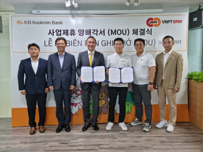 지난 21일 베트남 하노이 VNPT EPAY 사무실에서 열린 베트남 기업금융서비스 확대를 위한 '국민은행과 VNPT EPAY의 업무협약식'에서 김제희 VNPT EPAY 대표(왼쪽 4번째)와 조남훈 KB국민은행 글로벌사업그룹 대표(왼쪽 3번째) 등 관계자들이 기념 촬영을 하고 있다./사진=KB국민은행