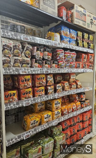 농식품 수출액이 전년 대비 처음 상승 전환했다. 일본 도쿄 시부야의 유명 잡화점 돈키호테 매대에 한국 라면이 진열돼 있다. /사진=김문수 기자