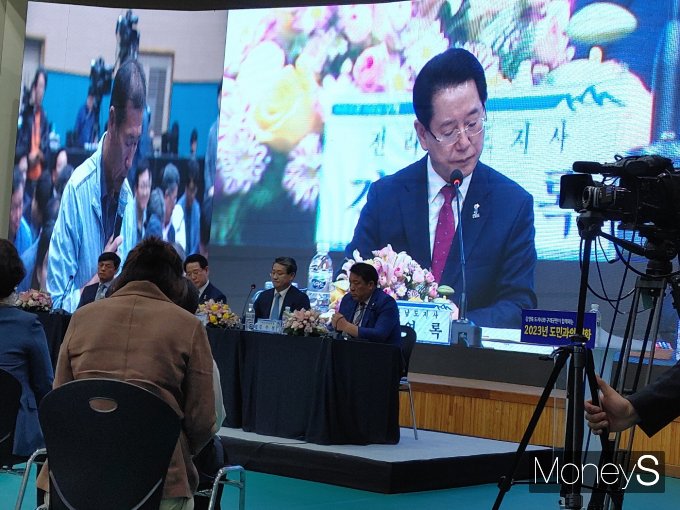 김영록 전남지사는 25일 구례 마산면민회관에서 열린 '구례군민이 함께하는 도민과의 대화'에서 도민의 목소리에 귀를 기울이고 잇다./홍기철기자