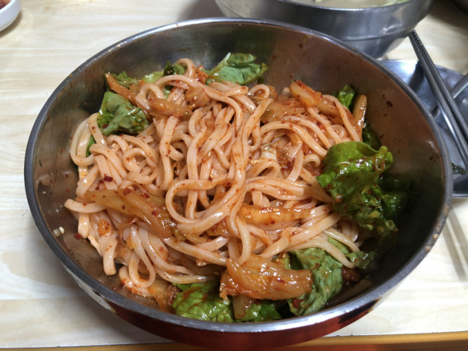 영일분식의 칼비빔국수. /사진=다이어리알