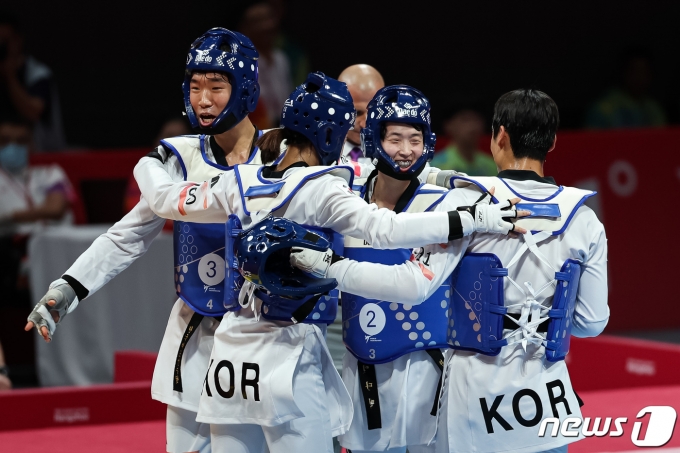 [사진] 우즈벡에 1점차 승리한 대한민국 태권도 혼성단체