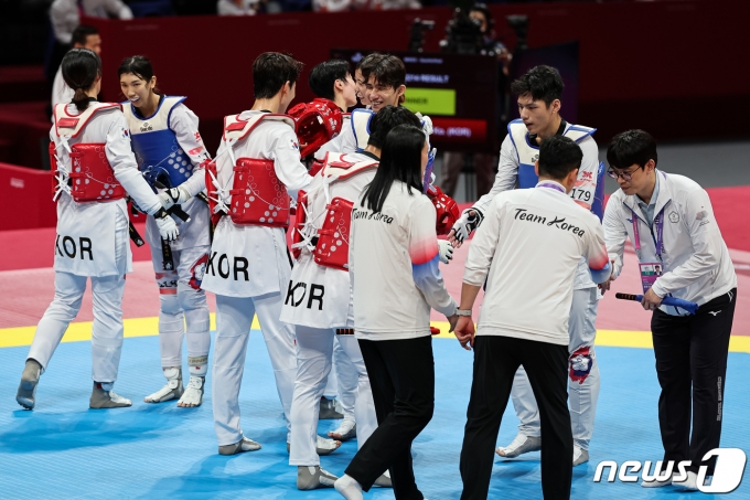 25일 중국 항저우 린안 스포츠문화·전시센터에서 열린 2022 항저우 아시안게임 태권도 겨루기 혼성 단체전 8강전 대한민국 대 대만의 경기에서 경기를 마친 양팀 선수들이 인사하고 있다. 2023.9.25/뉴스1 ⓒ News1 유승관 기자