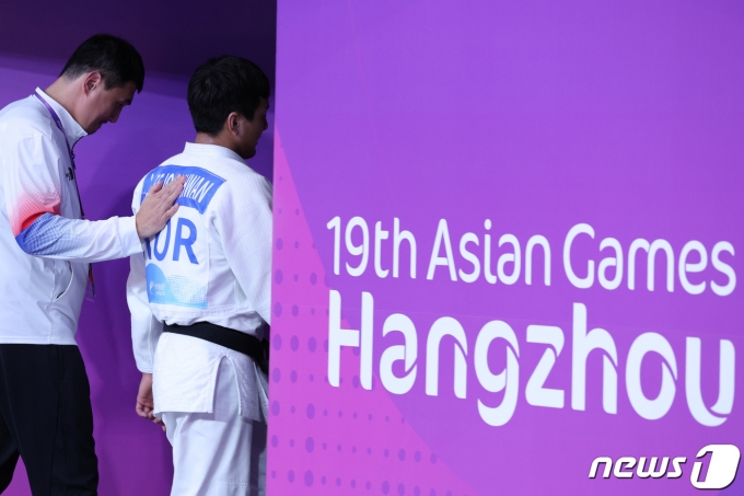 [사진] 경기장 나서는 유도 이준환