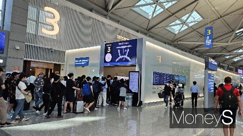 추석 연휴 기간 장거리 여행을 떠나는 한국인 여행객 수가 크게 늘어날 것으로 보인다. 사진은 인천국제공항 국제선 탑승구. /사진=김문수 기자