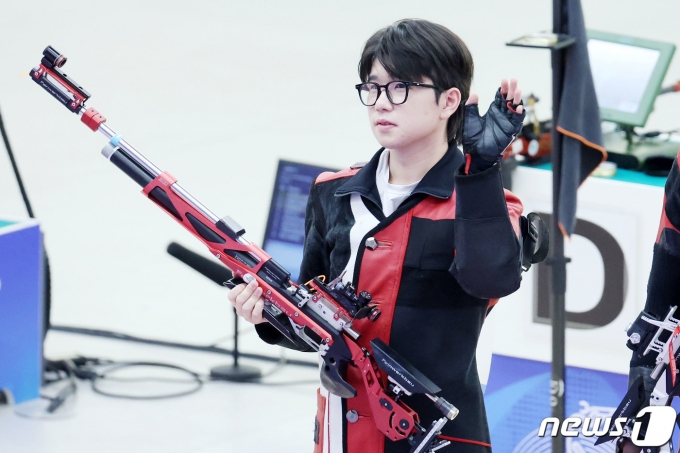 [사진] 손 흔드는 박하준