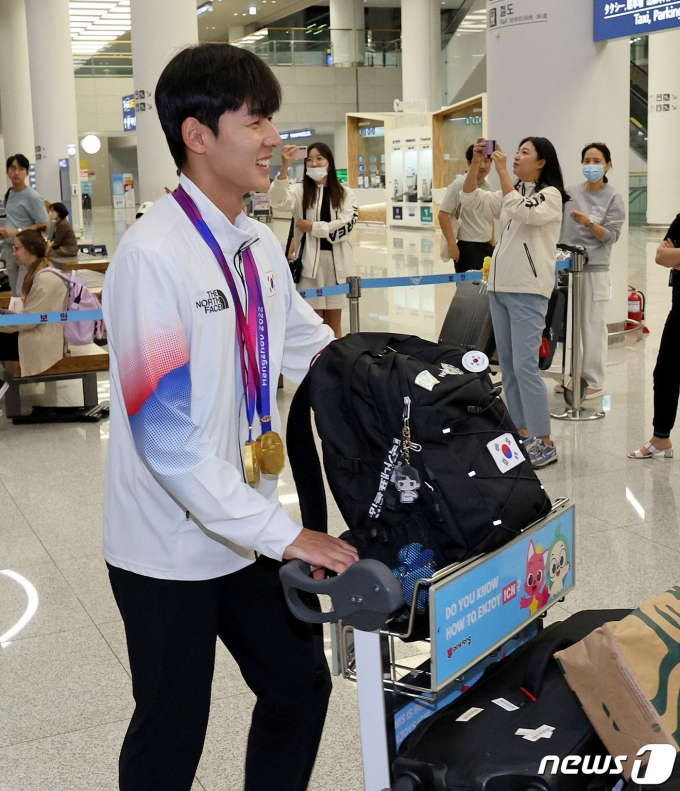 [사진] 금메달 두개 목에 건 전웅태