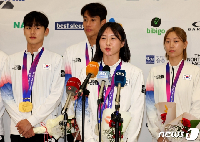 [사진] 인터뷰하는 근대5종 은메달 김선우
