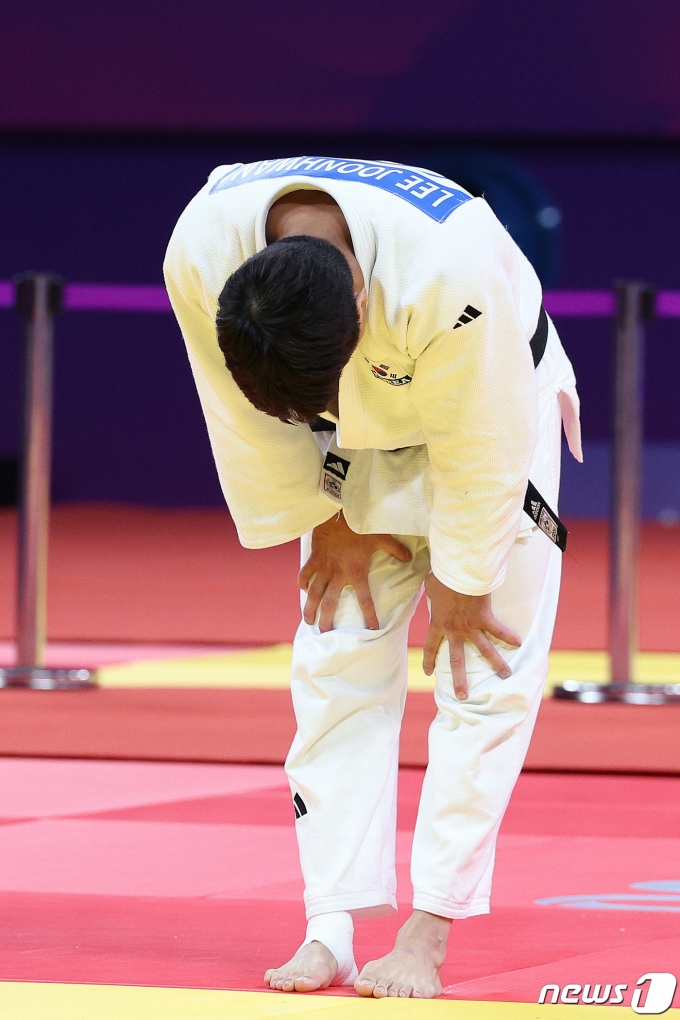 [사진] 이준환 '고개를 드세요'